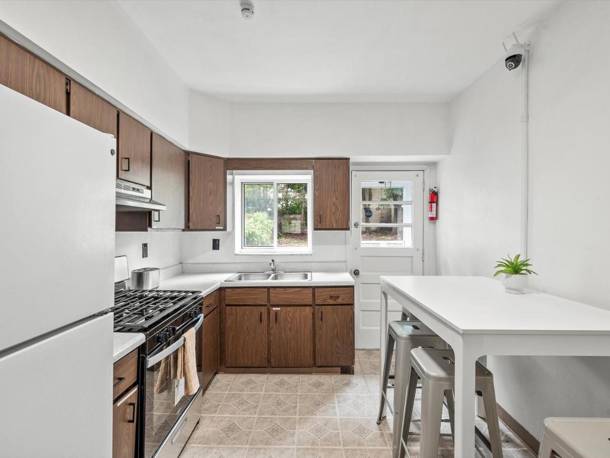 Oakland/university @f Spacious And Quiet Private Bedroom With Shared Bathroom * Pittsburgh
